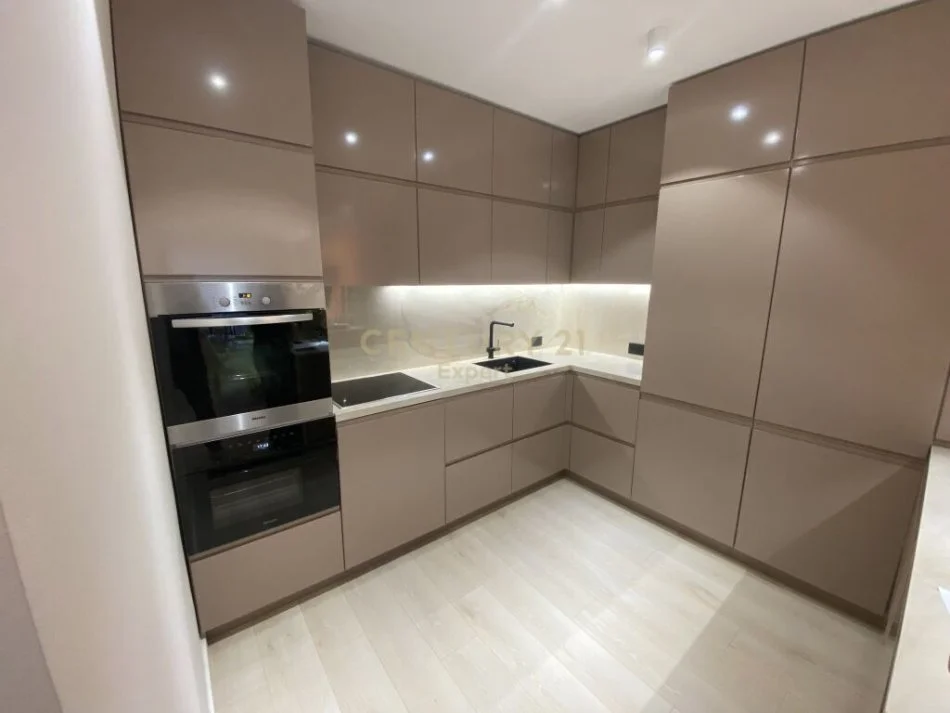 Tirane, jepet me qera apartament 2+1 Kati 9, 120 m² 1.800 € (bllok)