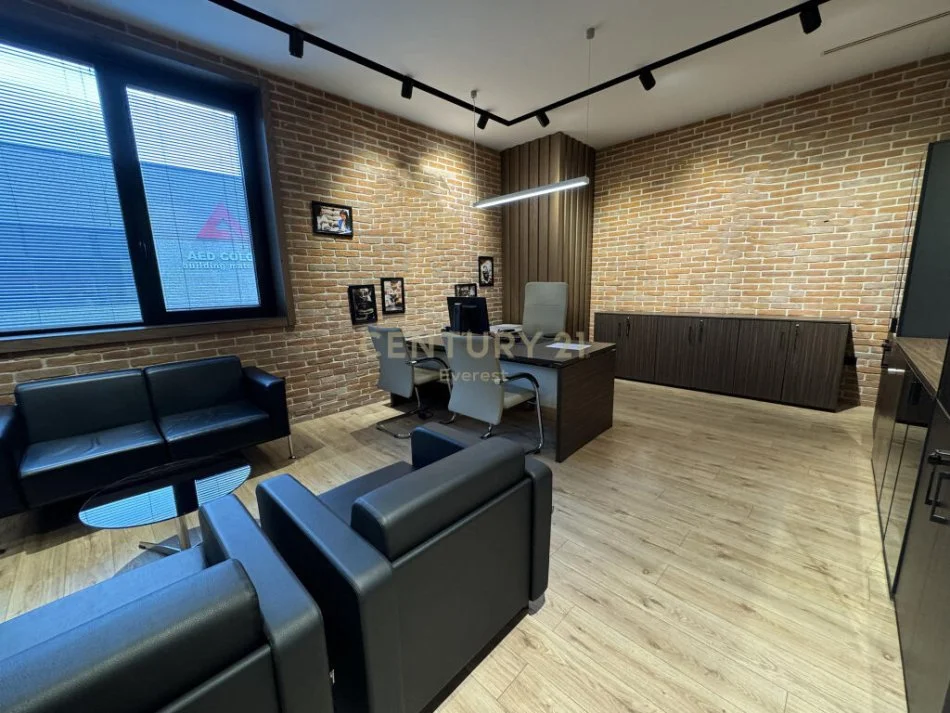 Tirane, jepet me qera zyre , Kati 2, 200 m² 1,500 € (Kashar)
