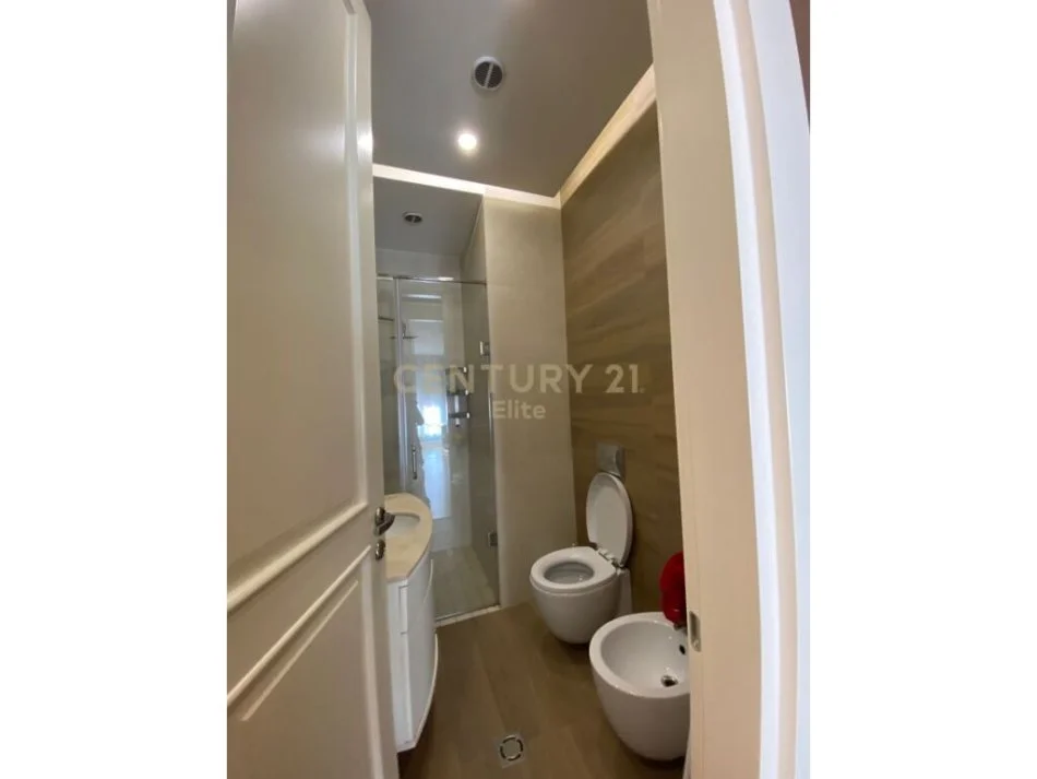 JEPET ME QIRA APARTAMENT 2+1+2+ GARDEROBE + POST PARKIMI PERBALL KOMPEKSIT DELIJORGJI!