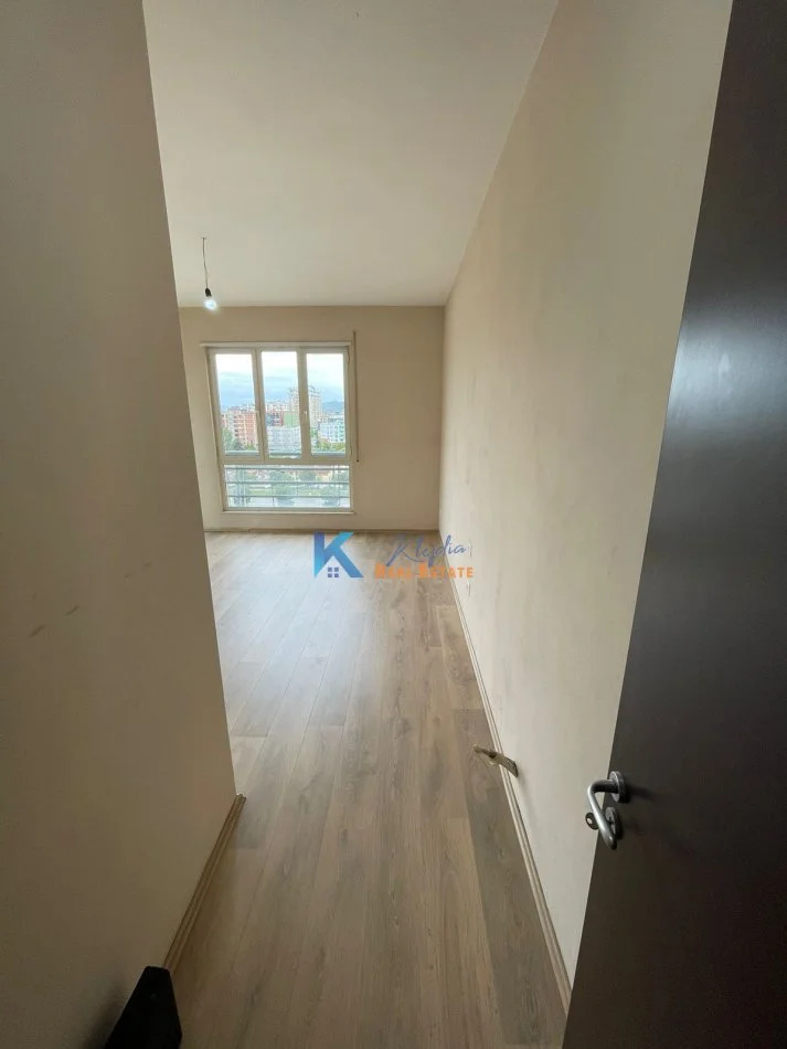 Tirane, jap me qera zyre Kati 7, 147 m² 600 € (Afer Stacionit te Trenit)