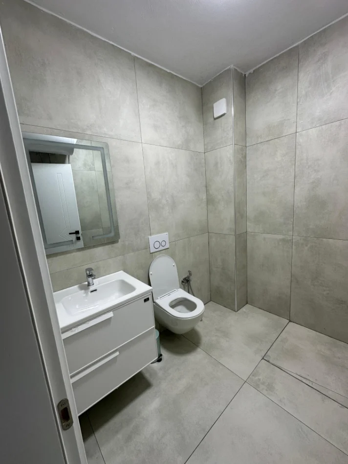 Tirane, jepet me qera apartament 2+1 Kati 6, 120 m² 1.300 € (Rruga Durresit)