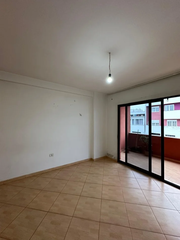 Tirane, shitet apartament 1+1+Ballkon Kati 7, 83 m² 105.000 € (Yzberisht tek Kmy)