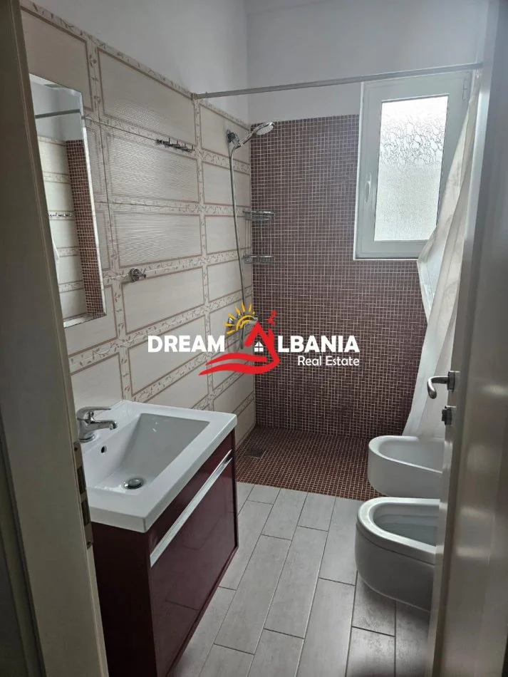 Tirane, jepet me qera apartament 3+1 Kati 3, 160 m² 550 € (Vilat Amerikane)