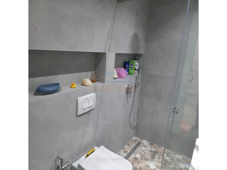 Tirane, jepet me qera apartament 2+1+Oborr,  Kati 2, 100 m² 600 € (Kombinat)