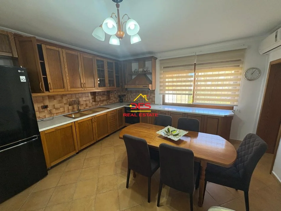 Vlore, jepet me qera apartament 3+1+Ballkon Kati 3, 120 m² 400 € (Rruga Misto Mele)