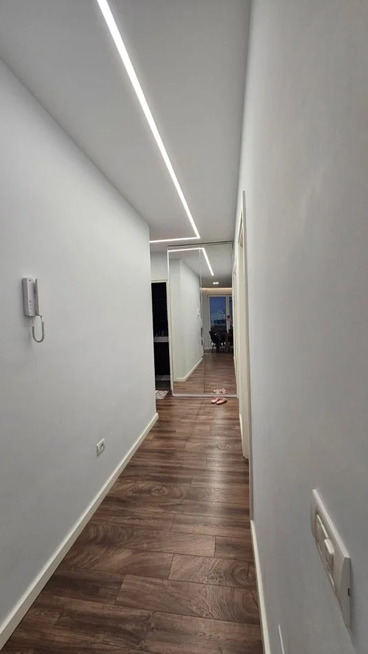 Tirane, jepet me qera apartament 2+1+Ballkon Kati 7, 120 m² 750 € (Rr.Muzaket)