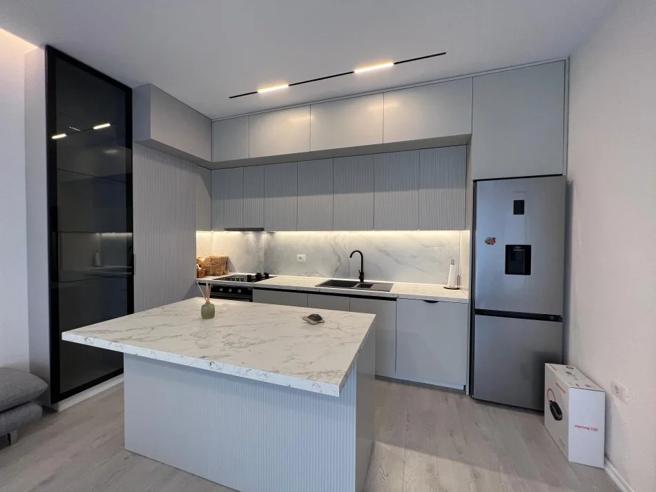 Tirane, jepet me qera apartament 2+1 Kati 4, 92 m² 700 € (Rruga 5 maji)