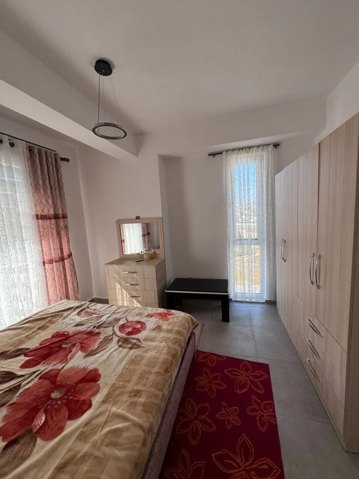 Tirane, jepet me qera apartament 2+1+Ballkon Kati 6, 90 m² 500 € (rruga 5 Maj)