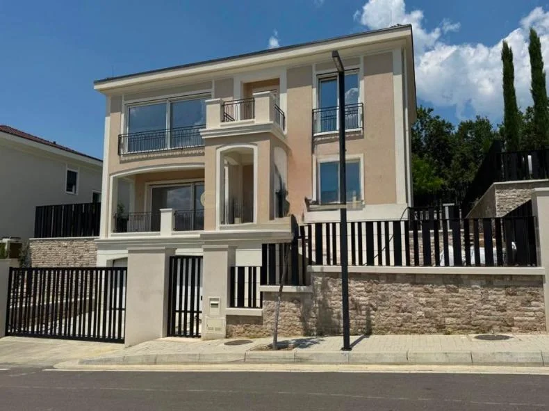 Tirane, jepet me qera Vile 4+1+Aneks+Ballkon Kati 2, 410 m² 5.000 € (COLLINA VERDE)