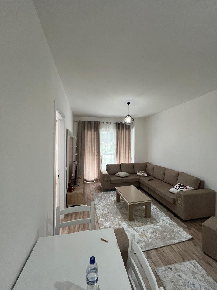 Tirane, jepet me qera apartament 1+1 Pallat 2025, Kati 2, 450 € (Yzberisht Nela 6)