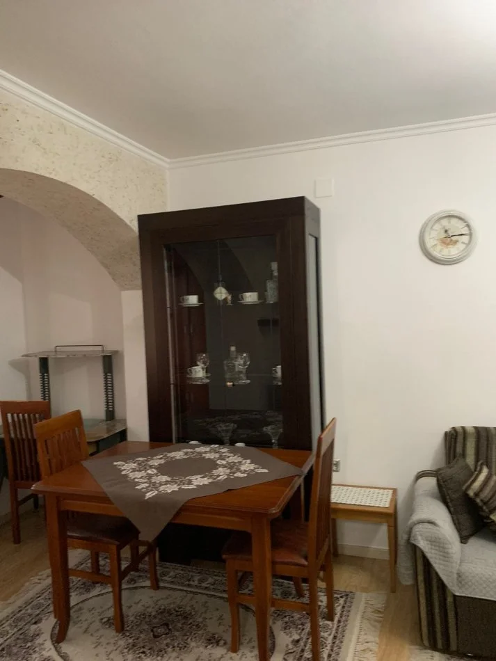 Tirane, jepet me qera apartament 3+1 Kati 2, 90 m² 500 € (Sheshi Shtraus)