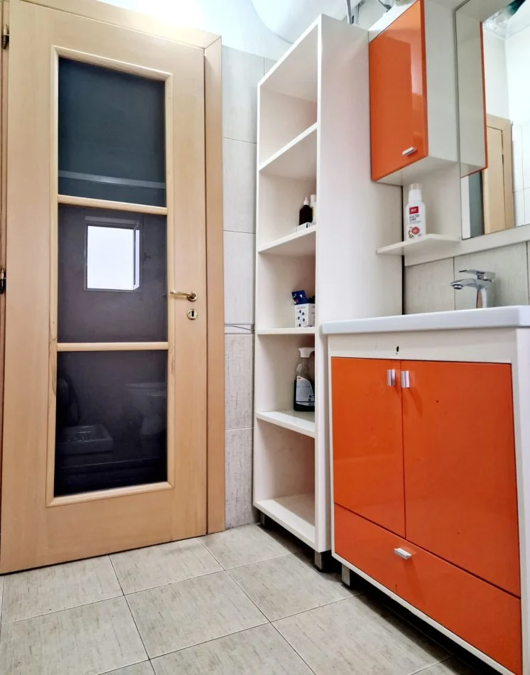 Tirane, jepet me qera apartament 2+1 Kati 4, 85 m² 500 € (stacioni trenit)