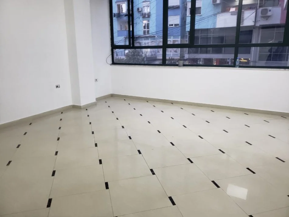 Tirane, jepet me qera ambjent biznesi , Kati 2, 90 m² 550 € (Bulevardi Gjergj Fishta Prane Gjykates faktit)