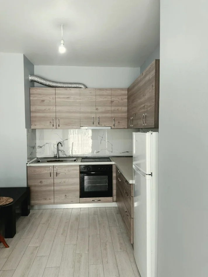 Tirane, jepet me qera apartament 1+1+Aneks+Ballkon Kati 7, 500 € (kashar , casa italia)