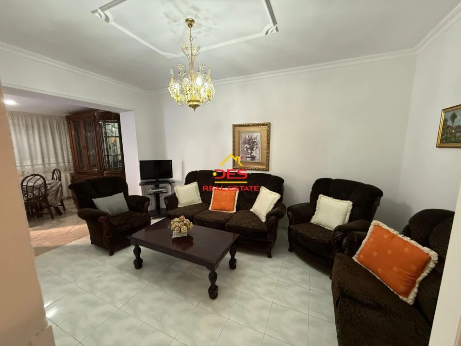 Vlore, jepet me qera apartament 2+1+Ballkon Kati 1, 80 m² 350 € (Rruga Sadik Zotaj)