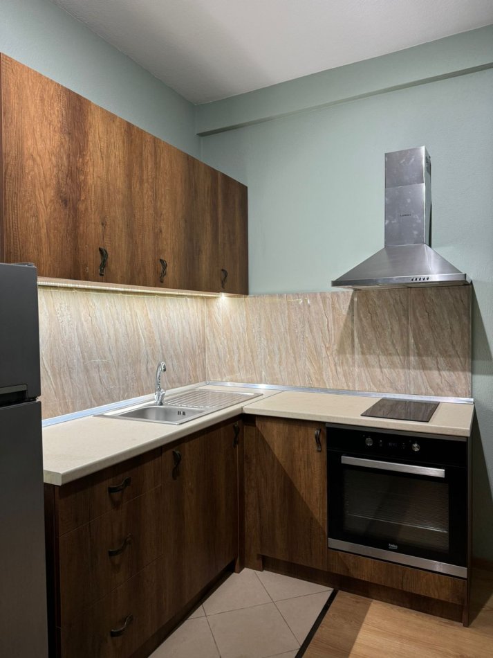 Tirane, jepet me qera apartament 1+1 50 m²,cmimi 37.000 lek (Kongresi manastirit)