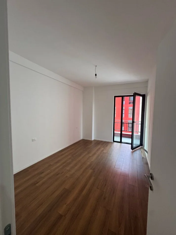 Tirane, jepet me qera apartament 2+1+Ballkon , 95 m² 750 € (PALLATET ARLIS, farmacia 10!)