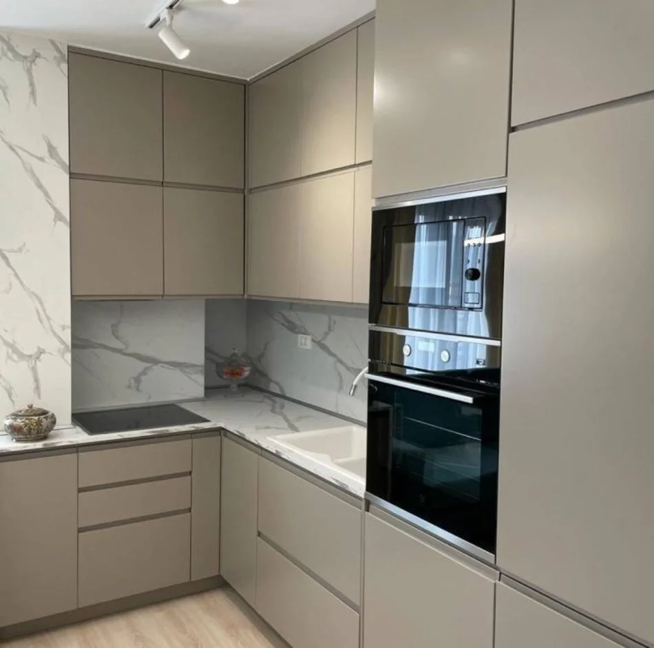 jepet me qera apartament Kati 8, 800 € (Bulevardi Zogu i Pare)