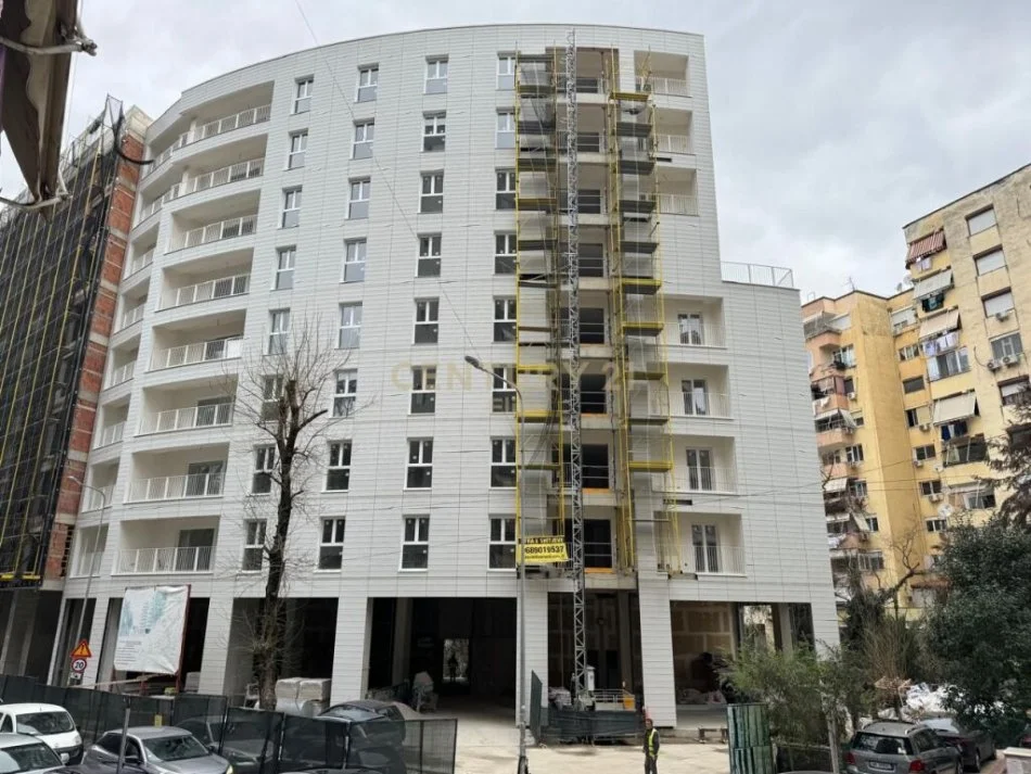 SHITET APARTAMENT 2 + 1 + 2 PERBALLE JUVENILJA CASTELLO