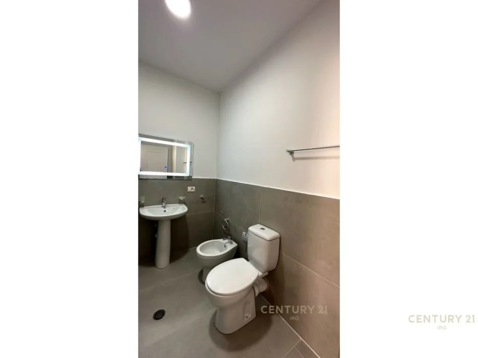 Apartment me qira 2+1+2 afer spitalit Amerikan 3,  450 €