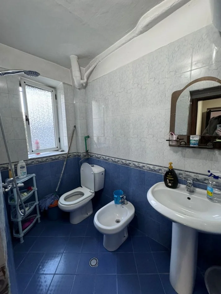 Tirane, jepet me qera apartament 2+1+Ballkon Kati 1, 80 m² 500 € (Bulevardi Bajram Curri)