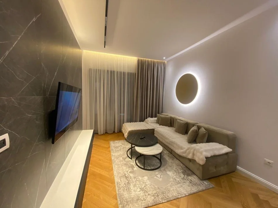 Tirane, jepet me qera apartament 1+1+Ballkon Kati 5, 70 m² 1.000 € (Kompleksi Delijorgji)