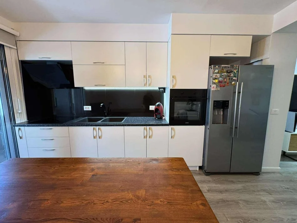 Tirane, jepet me qera apartament 2+1+Ballkon , 100 m² (Vaso Pasha)