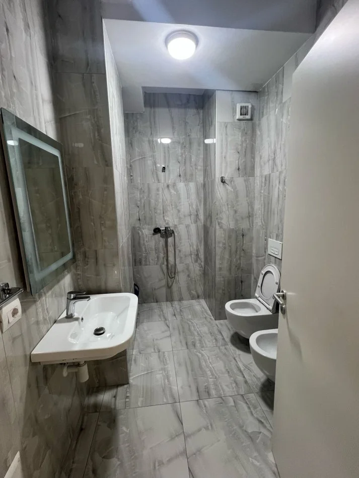 Tirane, jepet me qera apartament 2+1 , 550 € (Jordan Misja, Pallati Kontakt)