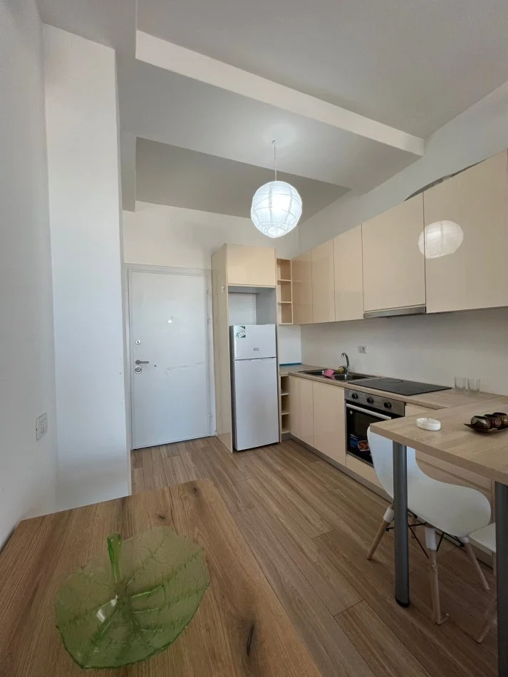 Tirane, jepet me qera apartament 1+1+Ballkon Kati 11, 69 m² 550 € (21 Dhjetori Kompleks Kotorri)
