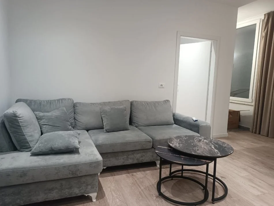 Tirane, jepet me qera apartament 2+1 Kati 3, 650 € 