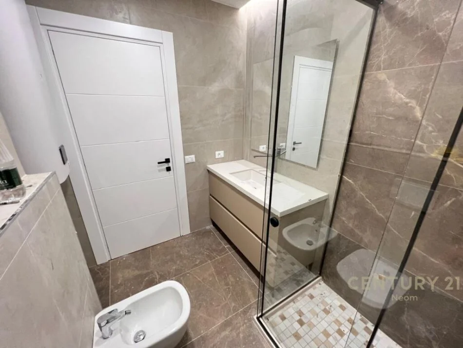 ! Shitet Apartament 3+1 tek Kopshti Botanik !