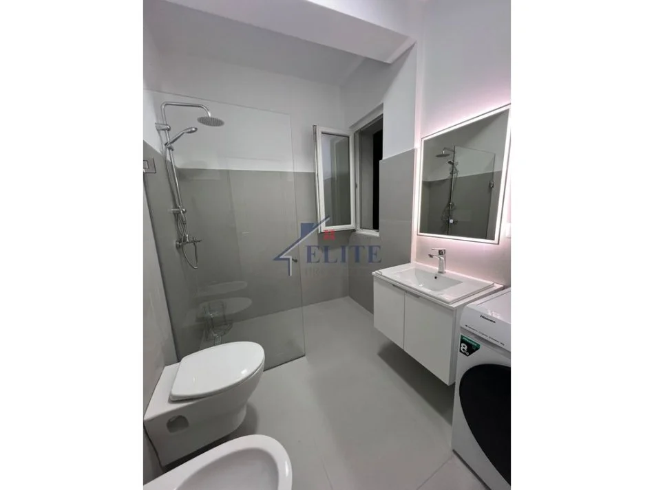 Tirane, jepet me qera apartament 2+1+Ballkon Kati 9, 600 m² 600 € (Astir)