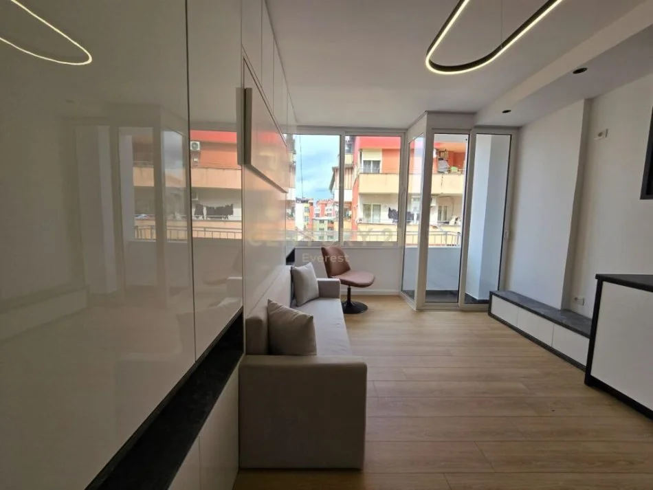 KOMUNA E PARISIT, SHESIM GARSONIERE