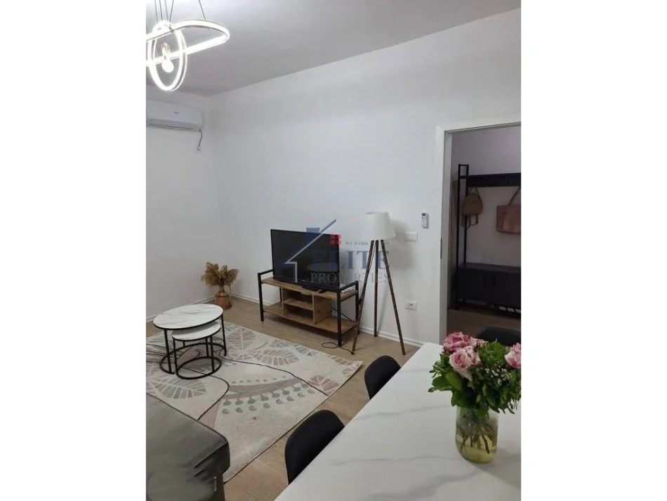 Tirane, jepet me qera apartament 1+1+Ballkon Kati 6, 75 m² 500 € (Rruga e Barrikadave)