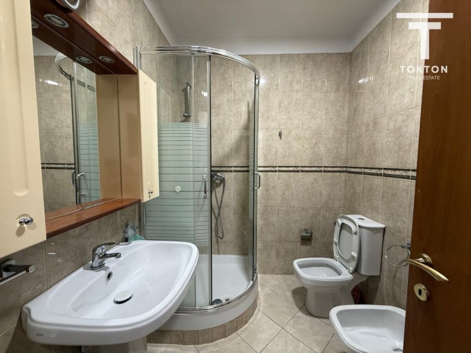 SHITET, APARTAMENT 2+1, KINOSTUDIO, TIRANË TT2105