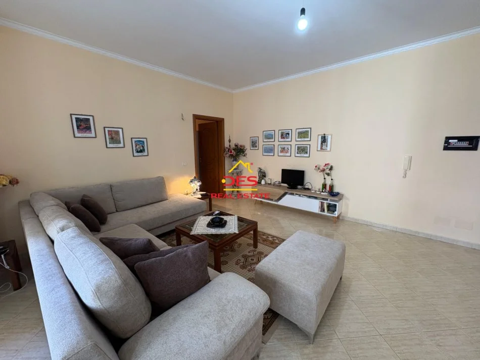 Vlore, jepet me qera apartament 2+1+Ballkon Kati 6, 100 m² 550 € (Rruga Murat Tërbaçi)