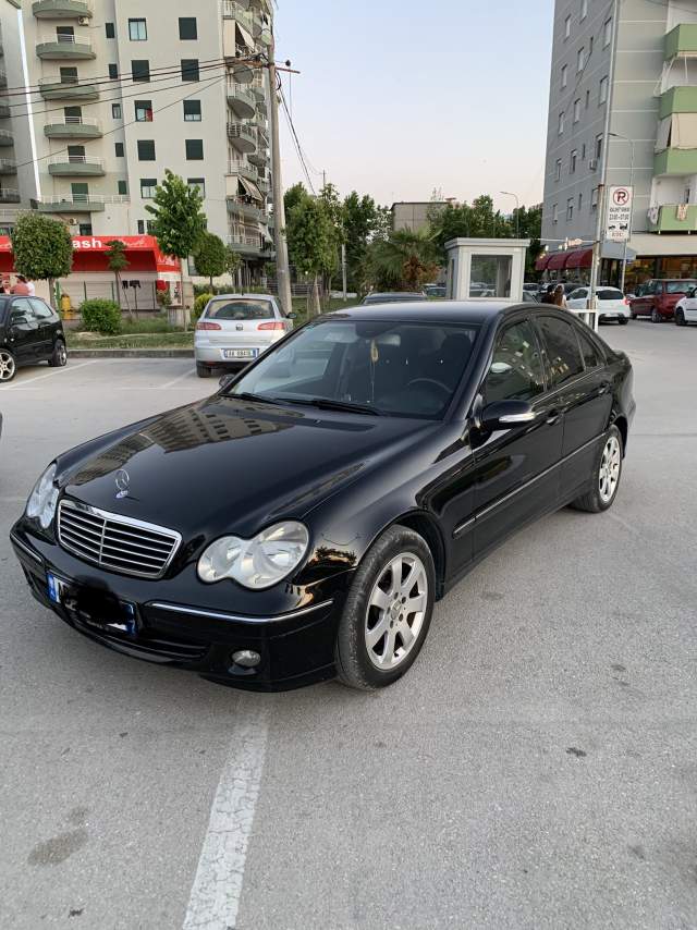 Tirane, shitet makine Mercedes-Benz C 220 Viti 2005, 4.599 Euro