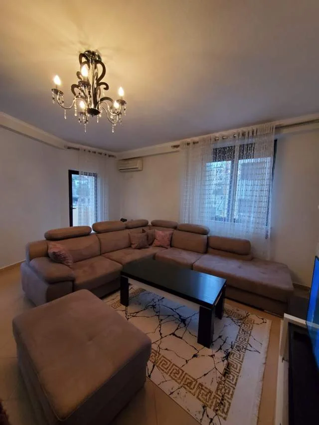 Tirane, jepet me qera apartament 2+1 Kati 2, 97 m² 350 Euro (Muhamed Deliu)