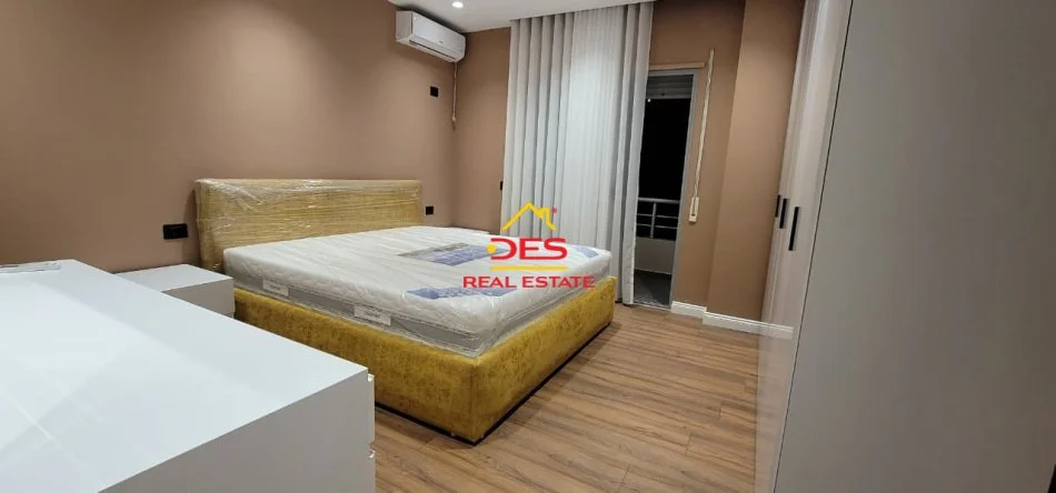 Vlore, jepet me qera apartament 2+1+Ballkon Kati 10, 90 m² 700 € (Rruga Dhimitër Konomi)