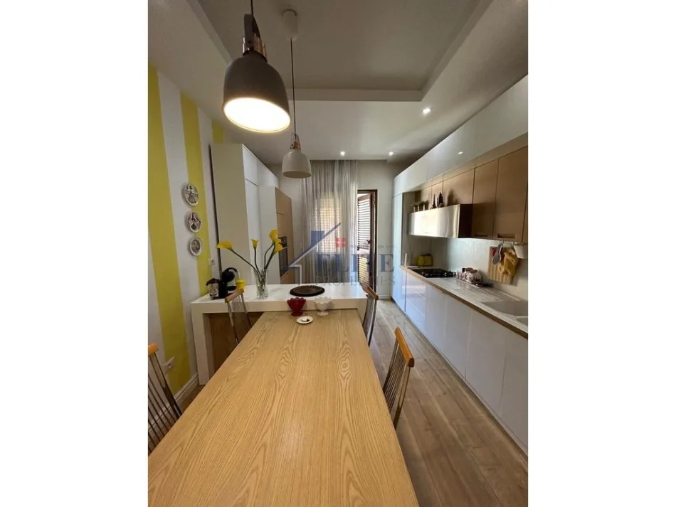 Tirane, jepet me qera apartament 2+1 Kati 4, 75 m² 900 € (Shallvaret)