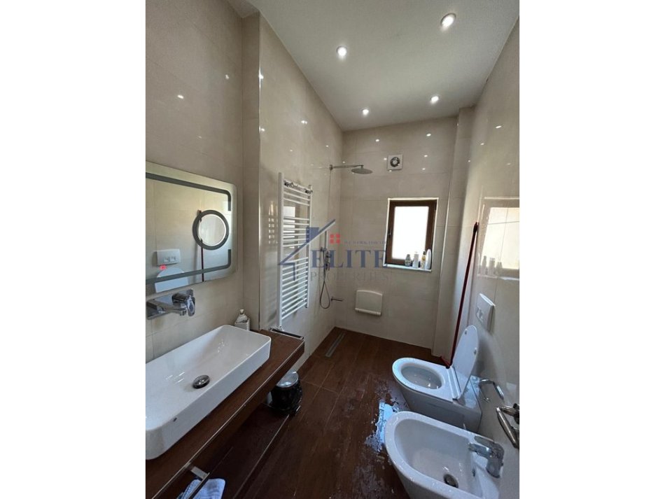 Tirane, jepet me qera apartament 2+1 Kati 4, 75 m² 900 € (Shallvaret)