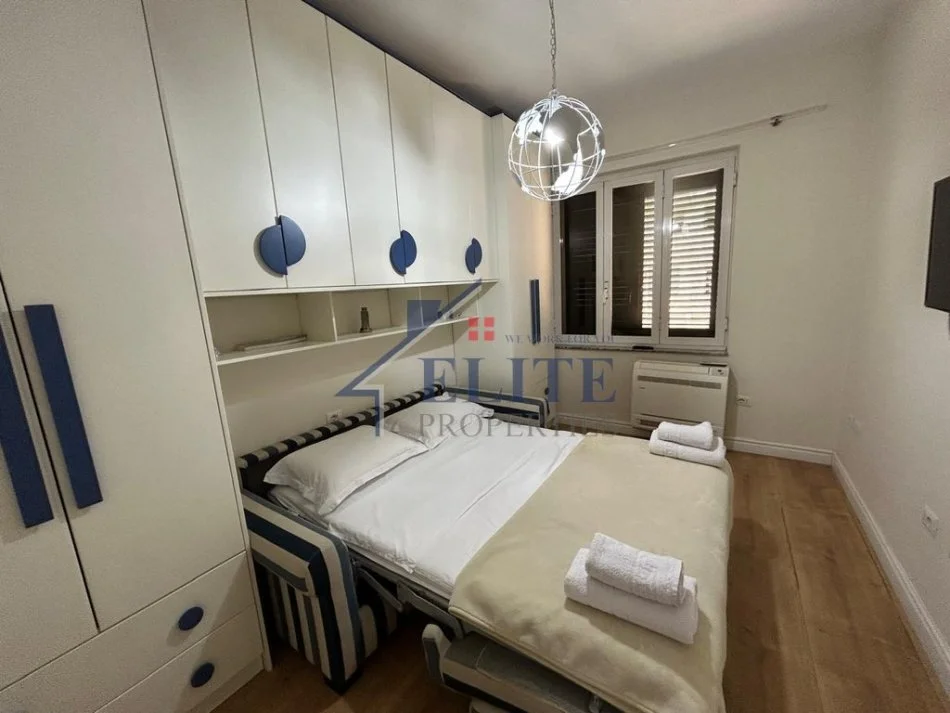 Tirane, jepet me qera apartament 2+1 Kati 4, 75 m² 900 € (Shallvaret)