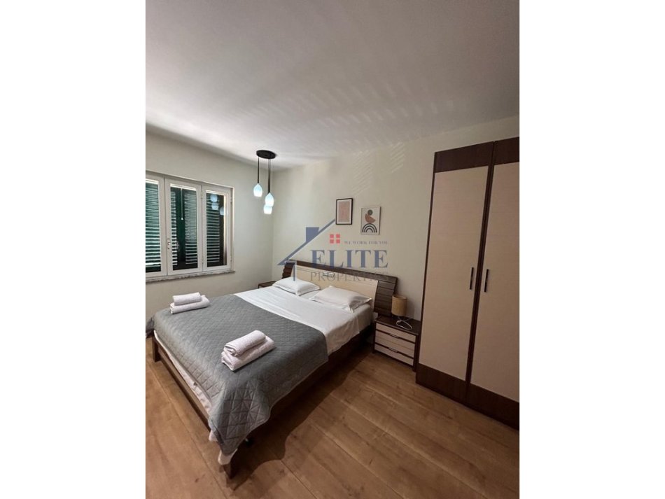 Tirane, jepet me qera apartament 2+1 Kati 4, 75 m² 900 € (Shallvaret)