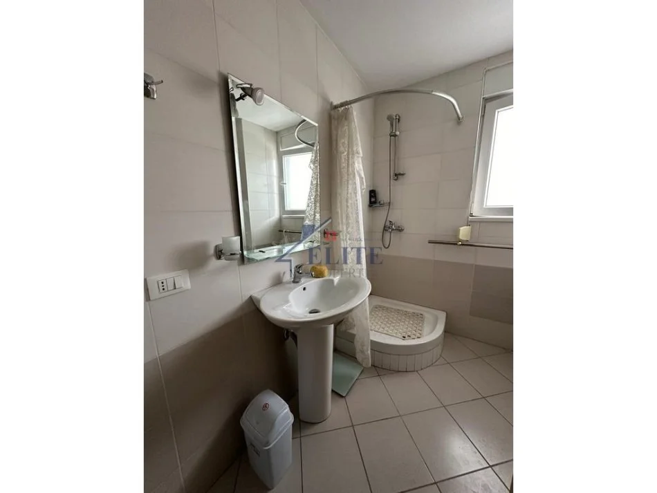 Tirane, jepet me qera apartament 1+1+Ballkon Kati 7, 75 m² 550 € (Kompleksi Magnet)