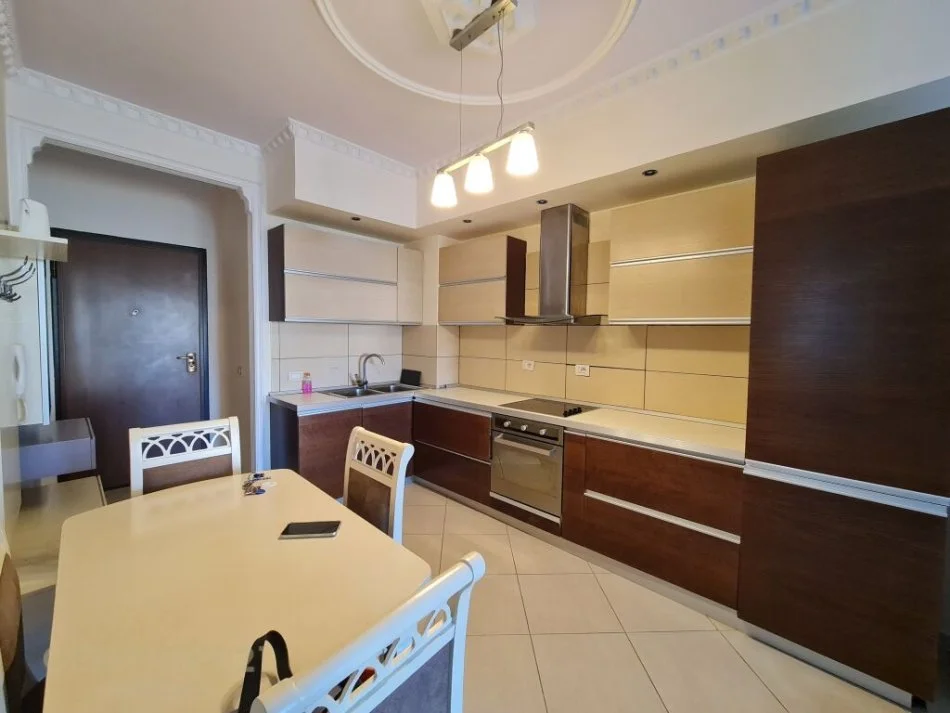 Tirane, jepet me qera apartament 2+1 Kati 4, 82 m² 600 € (KOPSHTI BOTANIK)