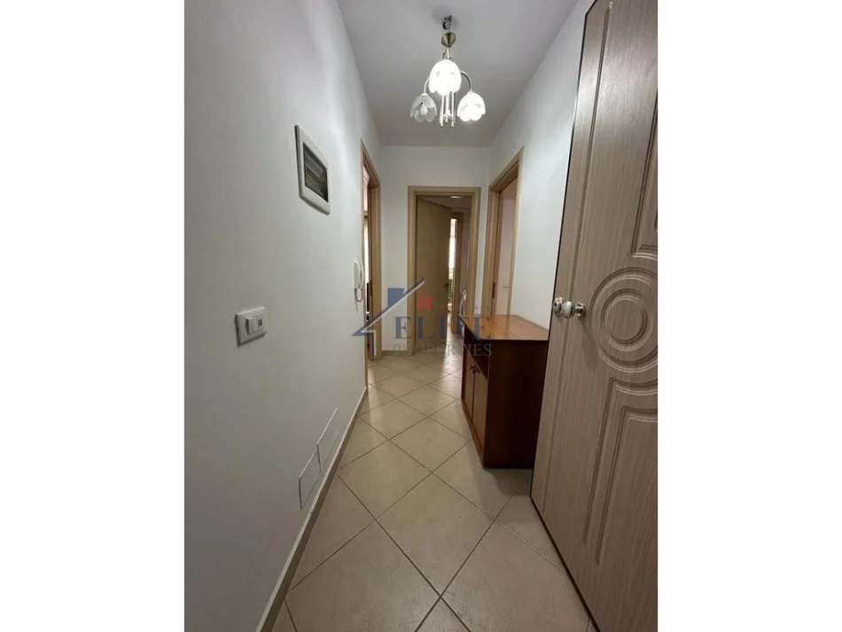 Tirane, jepet me qera apartament 1+1+Ballkon Kati 7, 75 m² 550 € (Kompleksi Magnet)