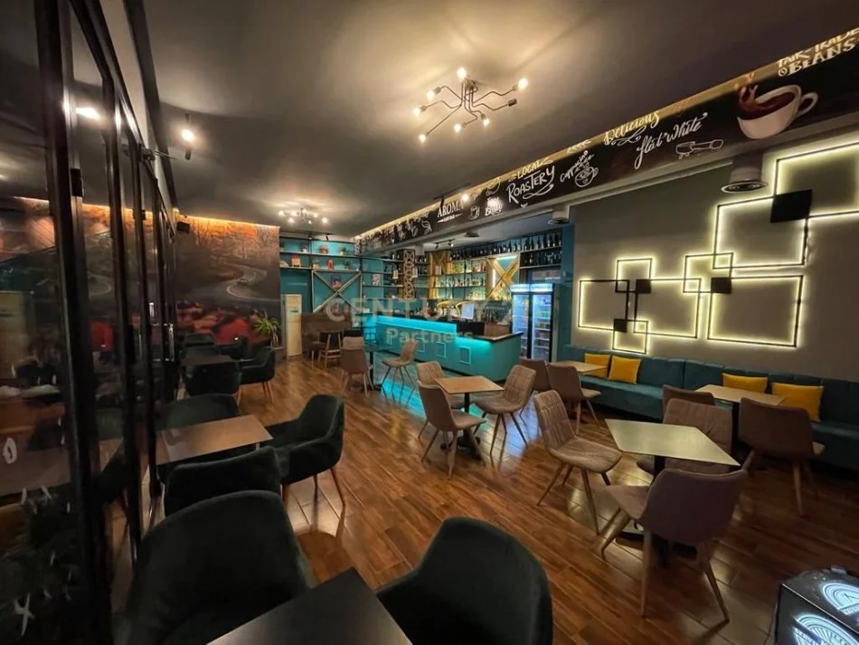 Tirane, shitet lokal , , 210 m² 750,000 € (Xhamllik)