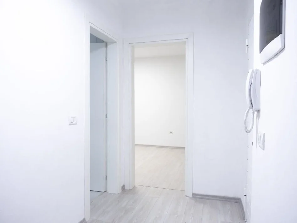 Tirane, jepet me qera zyre Kati 4, 95 m² 1.100 € (Sheshi Wilson)