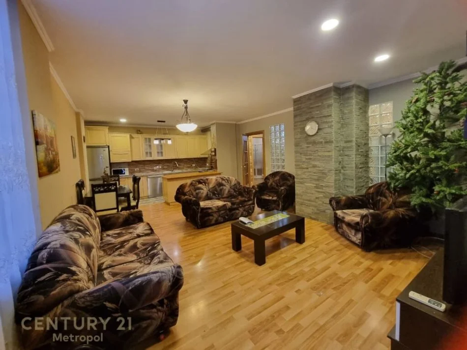 Shesim Apartament 3+1+2 prane Pazarit te Ri!, 228000euro