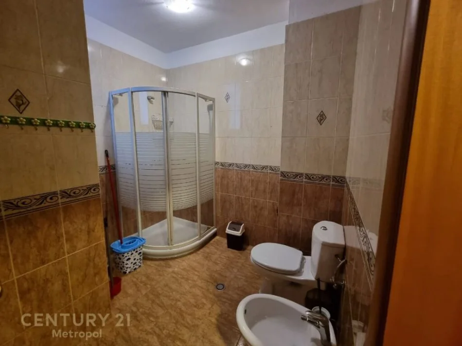 Shesim Apartament 3+1+2 prane Pazarit te Ri!, 228000euro